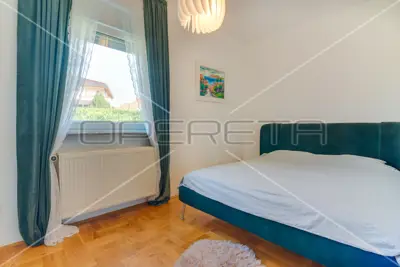 House 632 m², Sesvete - 4 apartments and 2 garages - 12