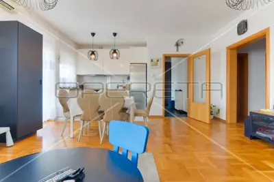House 632 m², Sesvete - 4 apartments and 2 garages - 7