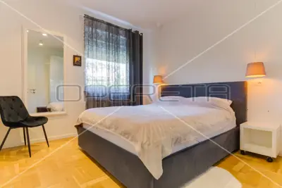 House 632 m², Sesvete - 4 apartments and 2 garages - 8