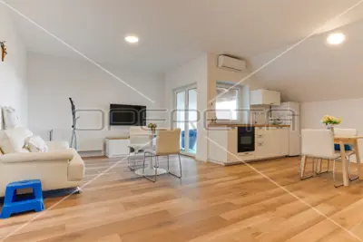 House 632 m², Sesvete - 4 apartments and 2 garages - 9