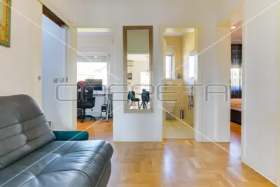 House 632 m², Sesvete - 4 apartments and 2 garages - 10