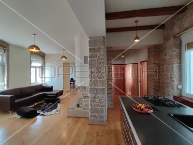 Einzigartige Dreizimmerwohnung, 94 m², Branimirova obala, Zadar