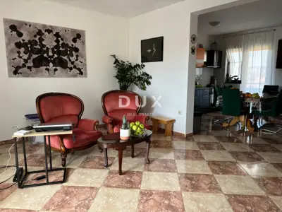 Kuća 337 m², Pula - Valmade, stan i poslovni prostor - 2