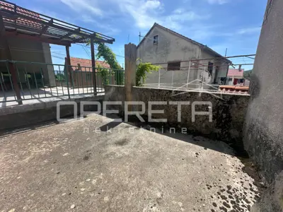 House 50 m², Drniš - center, for complete renovation - 2