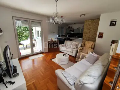 Remete, zweigeschossige Vierzimmerwohnung 94,82 m², Garage, Garten