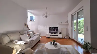 Remete, zweigeschossige Vierzimmerwohnung 94,82 m², Garage, Garten