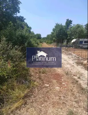 Grundstück 802 m², Fažana - Zufahrt zum Grundstück