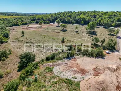 Istra, Pula – gospodarsko zemljište 2.340 m², zone I2 i K1