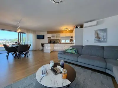 Atraktivan penthouse s panoramskim pogledom na more - Baška Voda