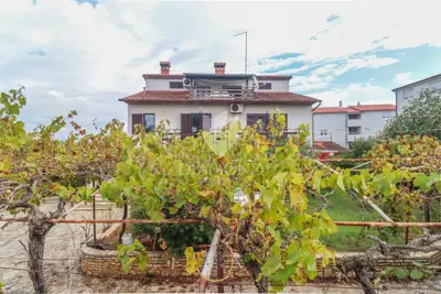 Etaža kuće sa dva stana na odličnoj lokaciji u Puli! - 2