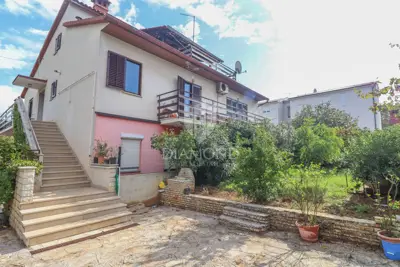 Etage eines Hauses mit zwei Wohnungen in ausgezeichneter Lage in Pula!