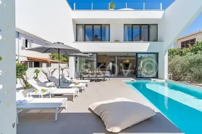 Vila 366 m², Supetar, 50 m od mora i pogled na more