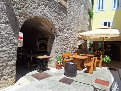 Building 450 m², Senj - center, 5 entrances and investment potential - 10