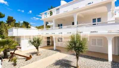 Apartment complex 555 m², Stara Novalja, first row to the sea - 2
