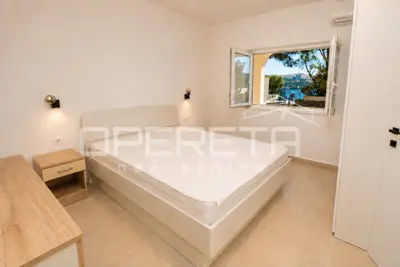 Stara Novalja - kuća s 5 etažiranih apartmana, prvi red do mora - 10