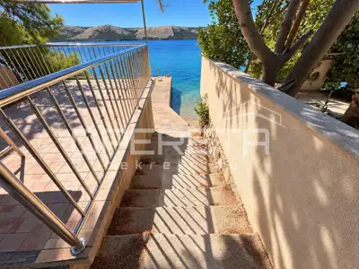 Stara Novalja - kuća s 5 etažiranih apartmana, prvi red do mora - 2