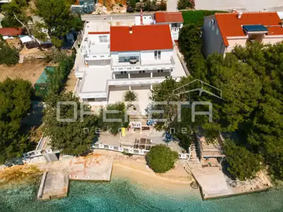 Apartment complex 555 m², Stara Novalja, first row to the sea - 9
