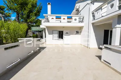 Apartment complex 555 m², Stara Novalja, first row to the sea - 13