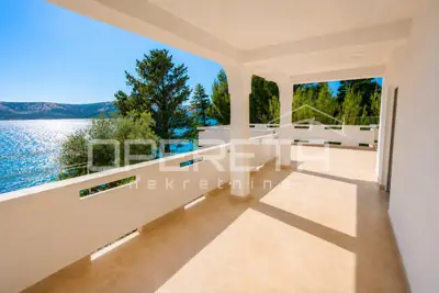 Apartment complex 555 m², Stara Novalja, first row to the sea - 3
