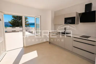 Stara Novalja - kuća s 5 etažiranih apartmana, prvi red do mora - 7