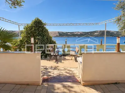 Stara Novalja - kuća s 5 etažiranih apartmana, prvi red do mora - 22