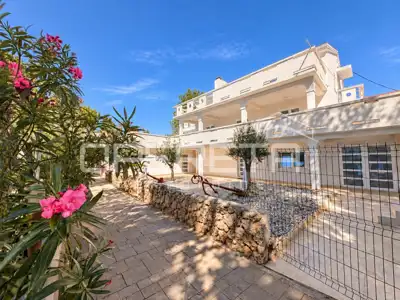 Stara Novalja - kuća s 5 etažiranih apartmana, prvi red do mora