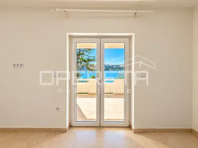 Stara Novalja - kuća s 5 etažiranih apartmana, prvi red do mora - 13