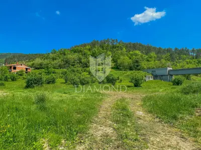 Građevinsko zemljište 4.607 m², Oprtalj - pogled na Motovun
