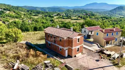 Kuća 181 m², Pićan - mirna lokacija i bazen