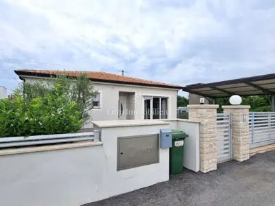 Poreč - prizemnica s bazenom, 2 km od mora