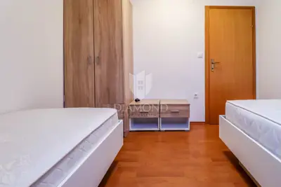 Stan 90 m², Veliko Polje - 2 sobe, tavanski prostor - 6