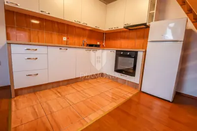 Stan 90 m², Veliko Polje - 2 sobe, tavanski prostor - 10
