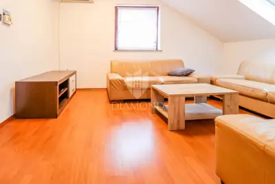 Stan 90 m², Veliko Polje - 2 sobe, tavanski prostor - 4
