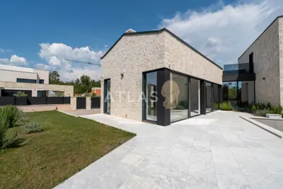 Poreč, okolica | vila s bazenom u slijepoj ulici - 3