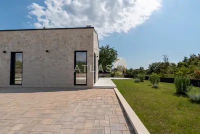 Poreč, okolica | vila s bazenom u slijepoj ulici