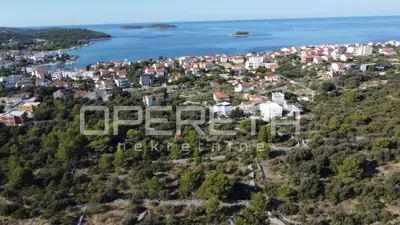 Građevinsko zemljište 1.586 m², Rogoznica, 250 m od mora