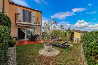 Poreč, Umgebung, Reihenhaus mit großzügigem Garten!