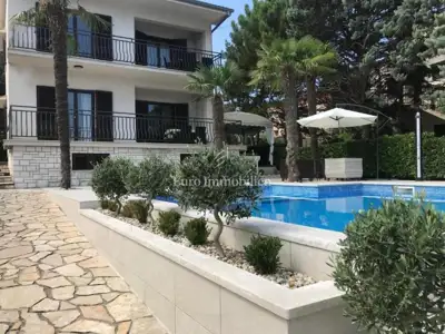 Haus 150 m², Malinska - Pool und großes Grundstück