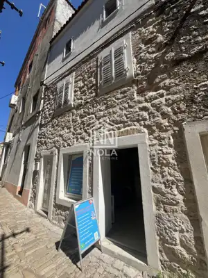 VODICE – Kamena kuća u centru grada s poslovnim prostorom