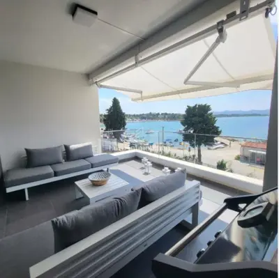 Diklo - namješten apartman u prvom redu do mora