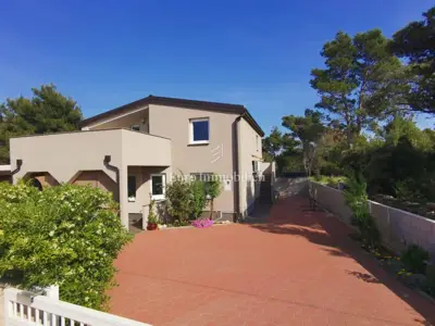 Apartmanska kuća s tri apartmana, otok Vir