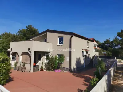 Apartmanska kuća s tri apartmana, otok Vir - 2