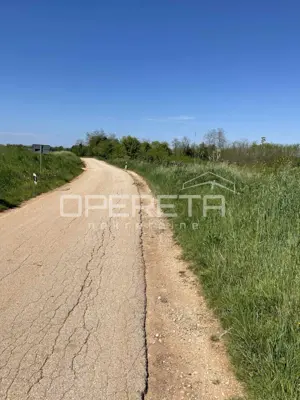 Poljoprivredno zemljište 893 m², Brtonigla - mirna lokacija