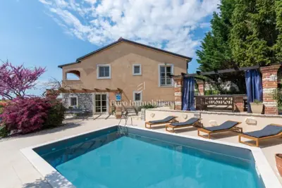 Beautiful detached villa with pool
