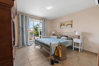 Prekrasna samostojeća vila s bazenom - 10