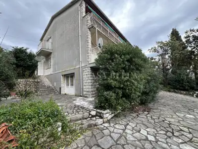 Selce, samostojeća kuća 300 m², okućnica, garaža, blizina mora