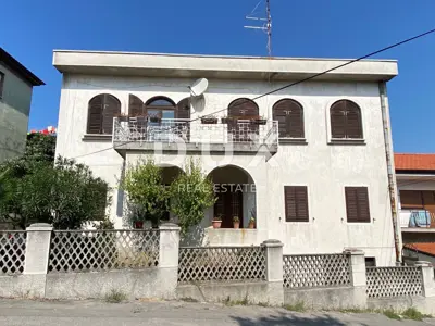 RIJEKA, CENTAR - freistehende alte einzigartige Villa in ausgezeichneter Lage