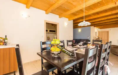 Otok Krk - vila s bazenom okružena zelenilom - 12