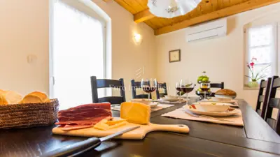 Otok Krk - vila s bazenom okružena zelenilom - 14
