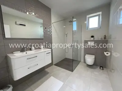 Vila u Šibeniku, 4 spavaće sobe i pogled na more - 8